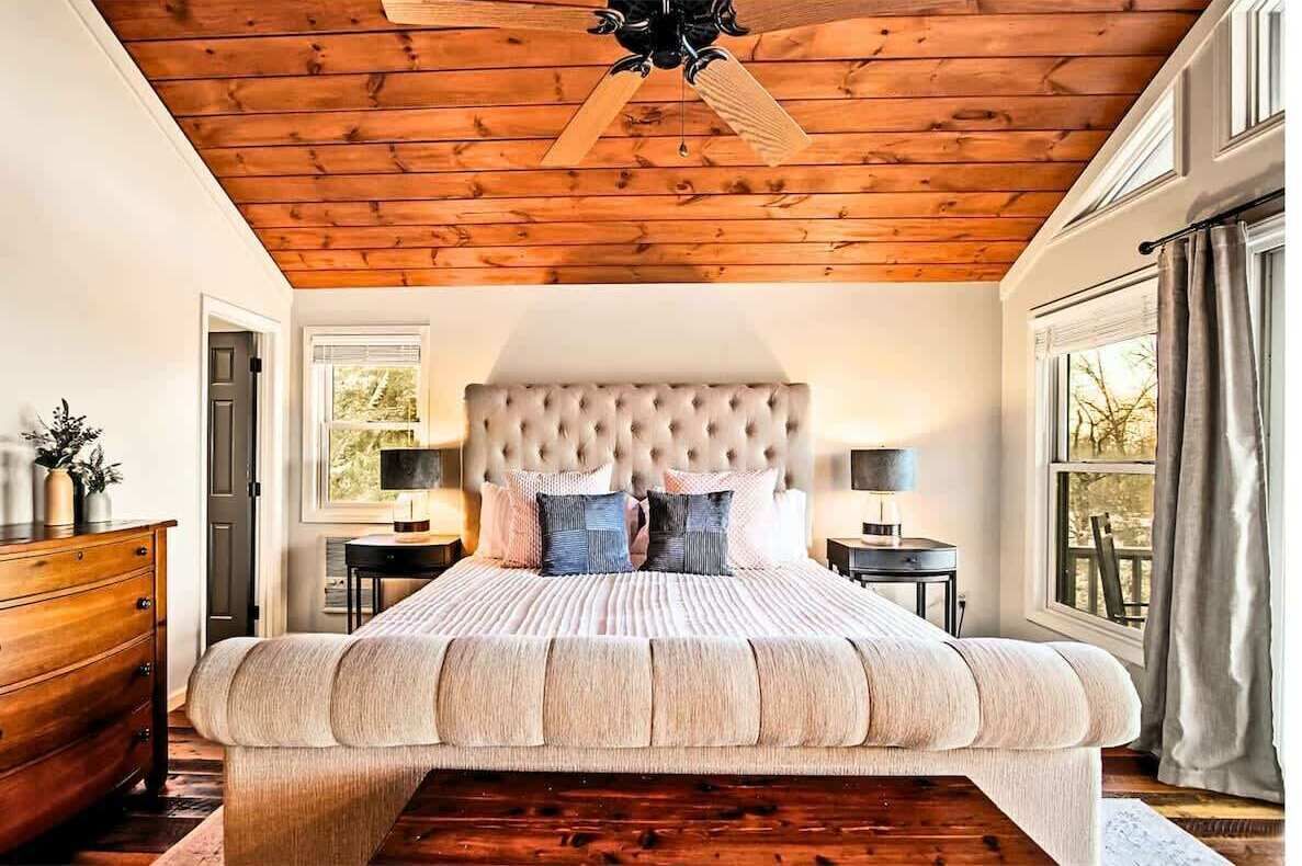 6 bedrooms, desk, iron/ironing board, travel cot