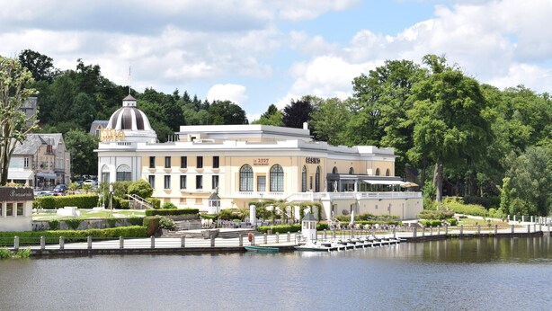 Ein großes, historisches Gebäude mit einer Kuppel und einem Casino auf der rechten Seite.