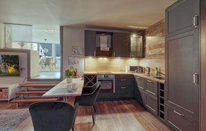 Fridge, microwave, stovetop, dishwasher