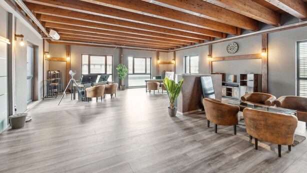 A spacious room with wooden beams, a piano, and seating areas. - Ferienwohnung in Luxusvilla (Bahrdorf)