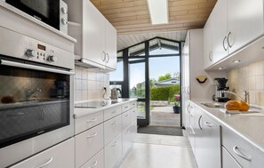 Kjøleskap, kokeplater, oppvaskmaskin og kaffetrakter/tekoker