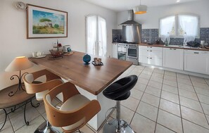 Fridge, microwave, oven, stovetop - Gorgeous home in Caux (Caux)