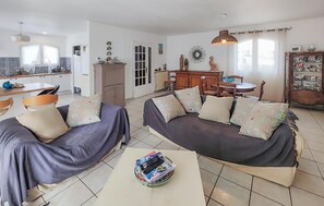 TV - Gorgeous home in Caux (Caux)