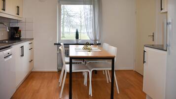 Refrigerador, parrilla de estufa, lavavajillas y cafetera y tetera