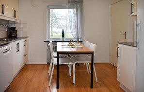 Fridge, stovetop, dishwasher, coffee/tea maker - Amazing home in Tomelilla with Wi-Fi (Tomelilla)