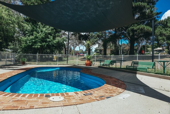 Alberca al aire libre por temporada y sombrillas en la alberca 