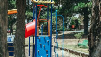 Tempat bermain anak - outdoor