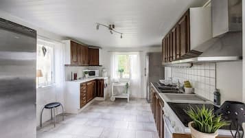 Kylskåp, ugn, spishäll och kaffe- och tebryggare