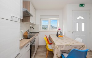 Fridge, oven, stovetop, coffee/tea maker - Awesome apartment in Rogotin with WiFi (Rogotin)