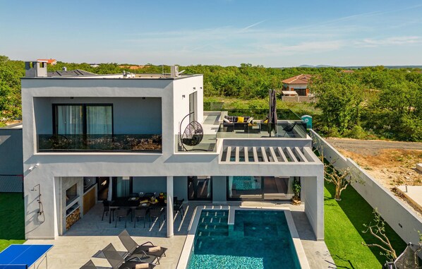 حمّام سباحة مُدفَّأ