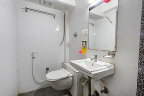 Shower, rainfall showerhead, free toiletries, towels