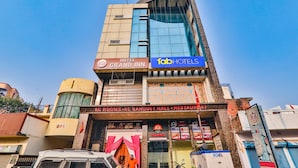 A multi-story building with a sign for Hotel Grand Inn and Fab Hotels. - Fabexpress Grand Inn (Lucknow)