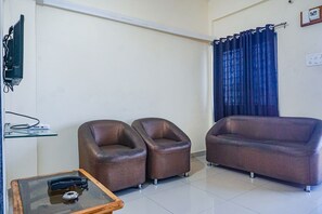 Lobby sitting area - Fabexpress Vaishnav Inn (Mawal)