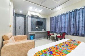 Egyptian cotton sheets, premium bedding, in-room safe, soundproofing - Fabexpress Grand Inn I (Lucknow)