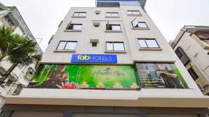 A hotel with a sign reading "Tab Hotels" and a spa advertisement on the facade. - Fabhotel Divine Chariot (Barasat)