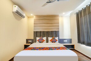 Egyptian cotton sheets, premium bedding, in-room safe, free WiFi - Fabhotel Js Pearl (Dehradun)