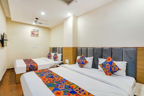 Egyptian cotton sheets, premium bedding, in-room safe, free WiFi - Fabhotel Js Pearl (Dehradun)