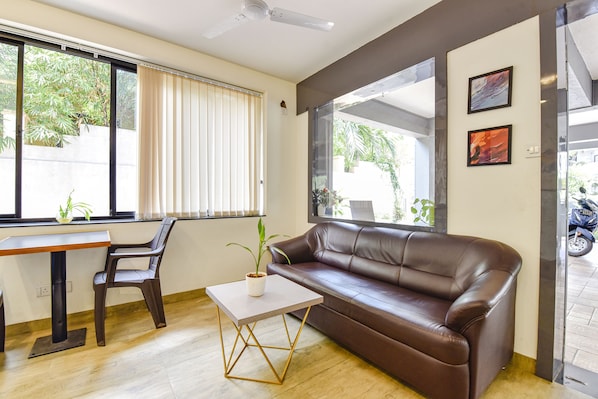 Lobby sitting area - Fabhotel Peak Stay (Alto de Porvorim)