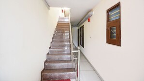 Una escalera con barandilla de metal que lleva a una plataforma.