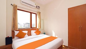 Egyptian cotton sheets, premium bedding, in-room safe, WiFi (free) - Fabexpress Green Comfort (Dehradun)