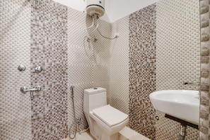 Shower, rainfall showerhead, free toiletries, towels