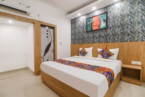 Egyptian cotton sheets, premium bedding, in-room safe, free WiFi - Fabexpress Rainbow Villa (New Delhi)