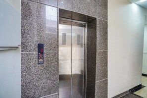 Lobby - Fabhotel Golden Grand (Agra)