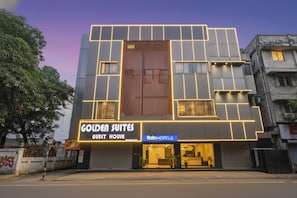 Property entrance - FabHotel Golden Suites (Kolkata)