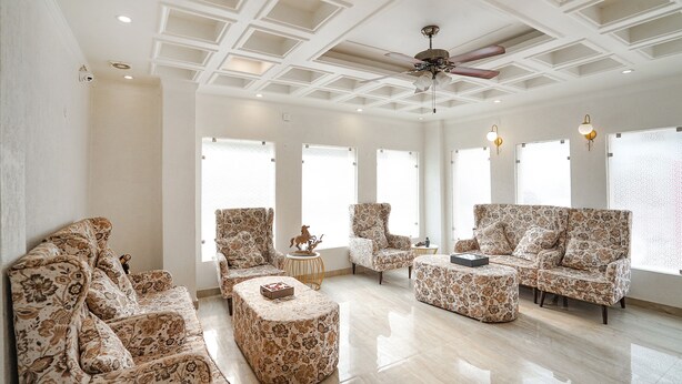 Lobby sitting area - Fabhotel Montreal (Rishikesh)