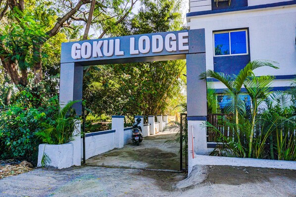 Property entrance - Fabhotel Gokul Lodge (Pune)