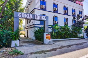 Free self parking - Fabhotel Gokul Lodge (Pune)