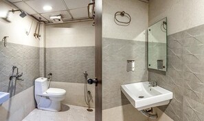 Shower, rainfall showerhead, free toiletries, towels - Fabhotel Ocean Pearl (Bhopal)