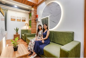 Lobby sitting area - Fabhotel Max (Vadodara)