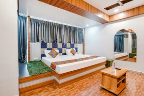 Egyptian cotton sheets, premium bedding, in-room safe, soundproofing - Fabhotel Max (Vadodara)