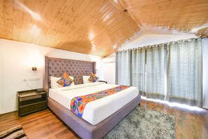 ملاءات من القطن المصري وأغطية فراش متميزة وخزنة داخل الغرفة