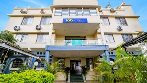 A hotel with a sign reading "fab hotels" and "Hotel Green Valley" on the facade. - Fabhotel Green Valley I (Dindori)