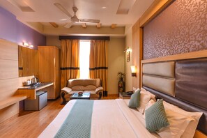 Egyptian cotton sheets, premium bedding, in-room safe, free WiFi - Fabhotel Prime Aroma Residency (Jaipur)
