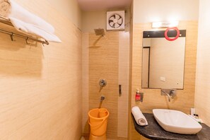 Shower, rainfall showerhead, free toiletries, towels - Fabhotel Prime Aroma Residency (Jaipur)