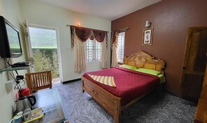 Egyptian cotton sheets, premium bedding, in-room safe, free WiFi - Fabexpress Rainland Holidays (Kodaikanal)