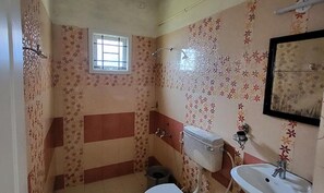 Shower, rainfall showerhead, free toiletries, towels