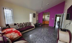 Lobby sitting area - Fabexpress Rainland Holidays (Kodaikanal)