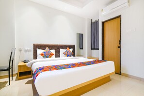 Egyptian cotton sheets, premium bedding, in-room safe, free WiFi - Fabhotel Aashiyana (Indore)