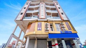 A multi-story hotel with a modern design, featuring balconies, air conditioning units, and a prominent signage for 'Fab Hotels'. - Fabhotel The Comfort Inn (Kanpur)