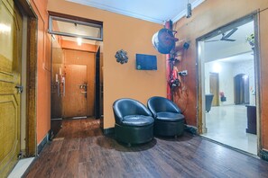 Lobby sitting area - Fabhotel Maadhavam Residence (Patna)