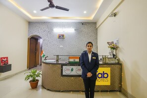 Reception - Fabhotel Maadhavam Residence (Patna)