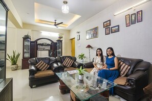 Lobby sitting area - Fabhotel Maadhavam Residence (Patna)