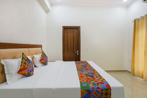 ملاءات من القطن المصري وأغطية فراش متميزة وخزنة داخل الغرفة