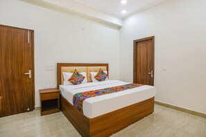 Egyptian cotton sheets, premium bedding, in-room safe, free WiFi - Fabhotel Grihum (Noida)