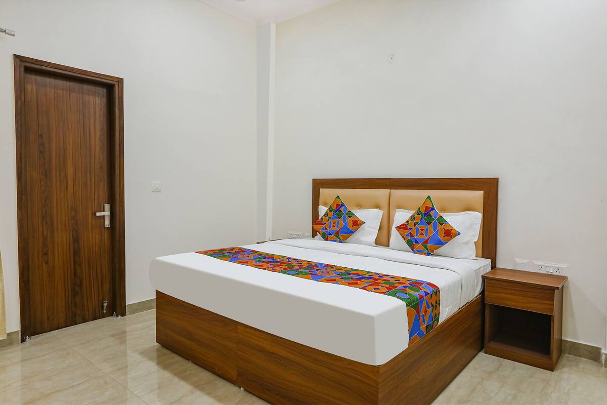 Deluxe Room | Egyptian cotton sheets, premium bedding, in-room safe, WiFi (free)