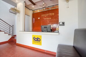 Reception - Fabhotel Deepak Palace (Varanasi)